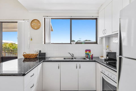 Quaint 2-Bed Beach Abode With Ocean Views - Accommodation Mermaid Beach 2