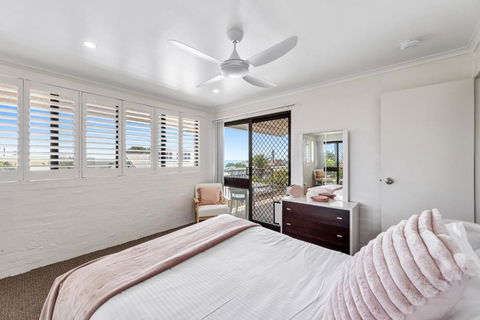 Quaint 2-Bed Beach Abode With Ocean Views - Accommodation Mermaid Beach 3