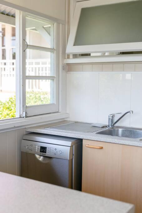 Quaint & Cosy 1 Bedroom Apartment In Queenslander. - Accommodation Mermaid Beach 2