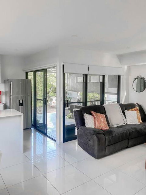 Quite 2B2B Family Home W Free Parking, BBQ - Accommodation Mermaid Beach 1