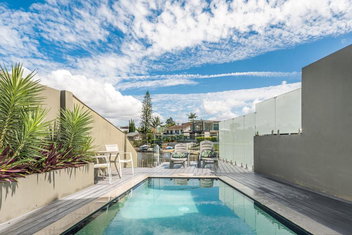 Ray Of Sunshine with Accommodation Mermaid Beach