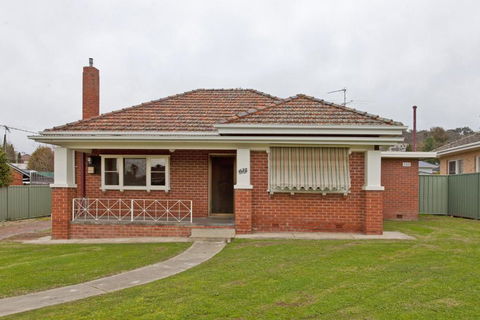 Red Brick Beauty - Central Cottage - Accommodation Mermaid Beach 0