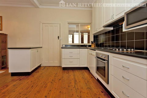 Red Brick Beauty - Central Cottage - Accommodation Mermaid Beach 1