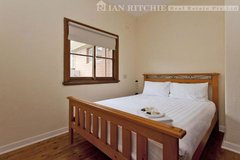 Red Brick Beauty - Central Cottage - Accommodation Mermaid Beach 2