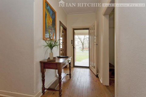 Red Brick Beauty - Central Cottage - Accommodation Mermaid Beach 3