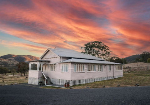 Pretty Pink Queenslander With Spectacular Views! - Accommodation Mermaid Beach 0