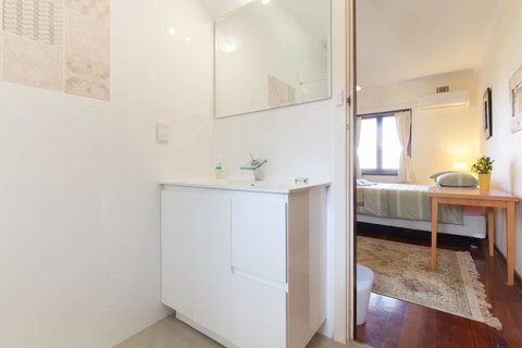 B8 Cafes, Resturants, UWA Close To SCGH - Accommodation Mermaid Beach 0