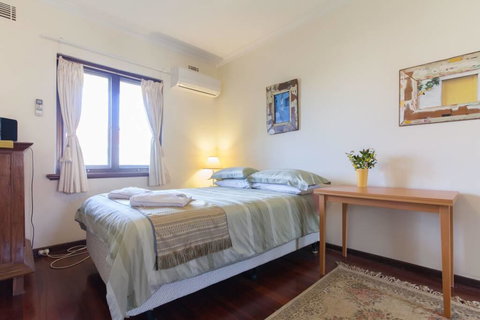 B8 Cafes, Resturants, UWA Close To SCGH - Accommodation Mermaid Beach 3