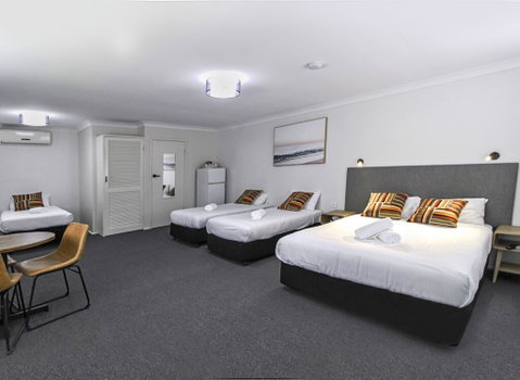 Batemans Bay Hotel - Accommodation Mermaid Beach 2