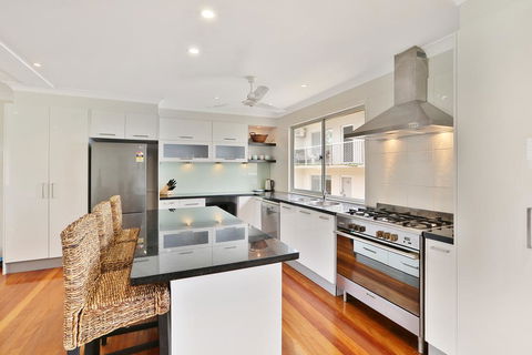 Beach Home In Golden Triangle - Accommodation Mermaid Beach 3