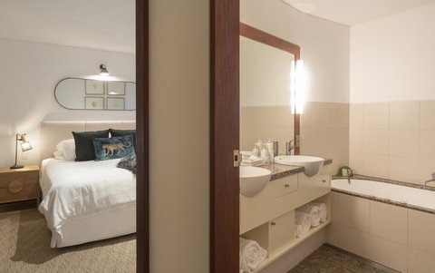 Beach Suites - Accommodation Mermaid Beach 1