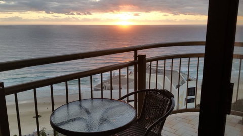 Beachcomber Resort - Official - Accommodation Mermaid Beach 0