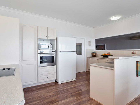 Beached Inn' 93 Foreshore Drive - Spacious Beach Front House - Accommodation Mermaid Beach 2