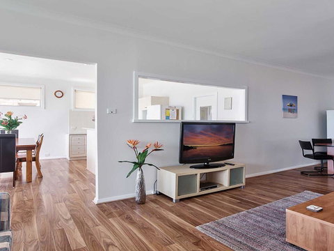 Beached Inn' 93 Foreshore Drive - Spacious Beach Front House - Accommodation Mermaid Beach 3