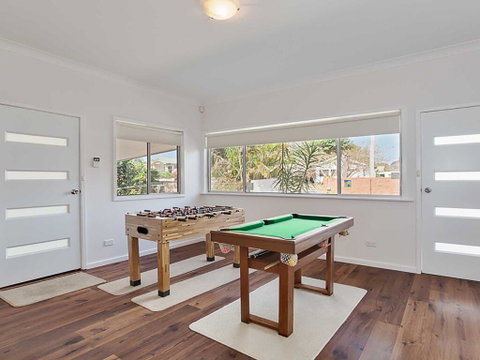 Beached Inn' 93 Foreshore Drive - Spacious Beach Front House - Accommodation Mermaid Beach 1