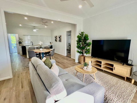 Renovated Queenslander - Upstairs 2km To Stadium - Accommodation Mermaid Beach 1