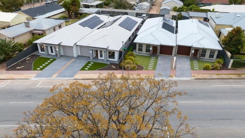 Renmark River Villas And Boats & Bedzzz - Accommodation Mermaid Beach 1