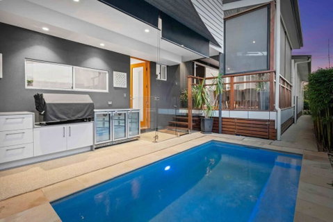Redcliffe CBD Family Beach House - Accommodation Mermaid Beach 0