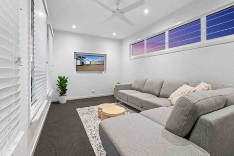 Redcliffe CBD Family Beach House - Accommodation Mermaid Beach 2