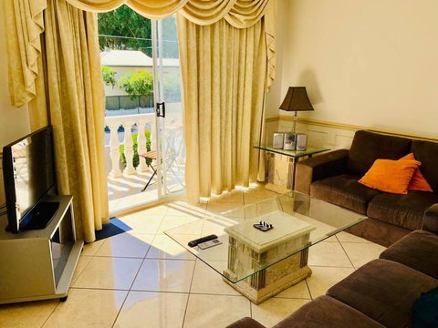 Redcliffe Villa - Accommodation Mermaid Beach 3