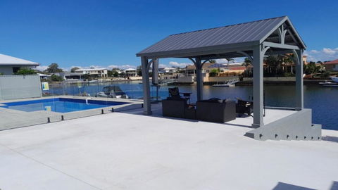 Relax Poolside By The Canal - Accommodation Mermaid Beach 1