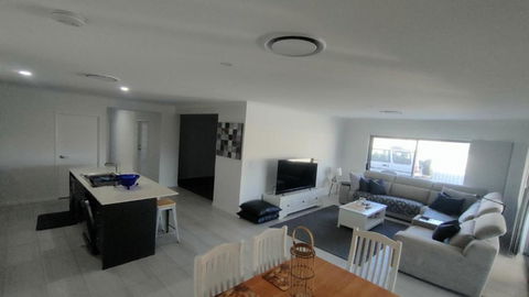 Relax Poolside By The Canal - Accommodation Mermaid Beach 3