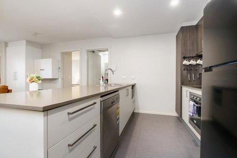 Relaxing 2BR Stay Near South Point Tuggeranong - Accommodation Mermaid Beach 2