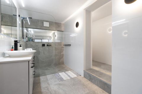 Renovated Townhouse Close To The CBD And Schools - Accommodation Mermaid Beach 3