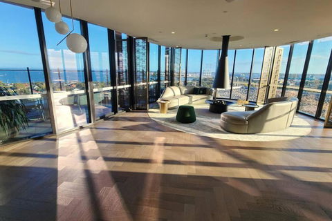Resort-style Exec 1 Bed With Study In Port Melbourne - Accommodation Mermaid Beach 1