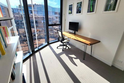 Resort-style Exec 1 Bed With Study In Port Melbourne - Accommodation Mermaid Beach 2