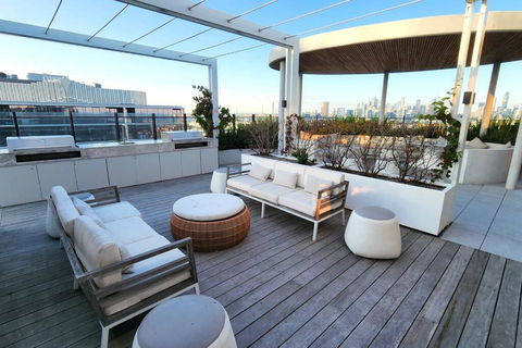 Resort-style Exec 1 Bed With Study In Port Melbourne - Accommodation Mermaid Beach 3