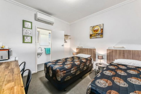Rest Motels - Accommodation Mermaid Beach 3