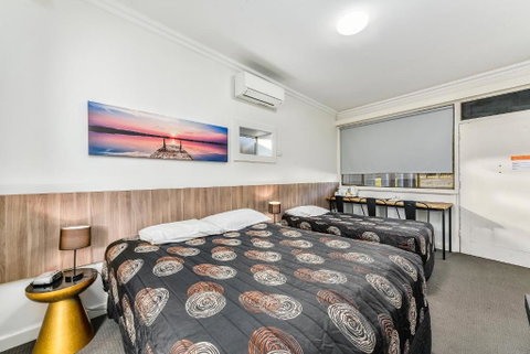 Rest Motels - Accommodation Mermaid Beach 1
