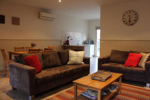 River Rock Cottage Centrally Located And Dog Friendly - Accommodation Mermaid Beach 0