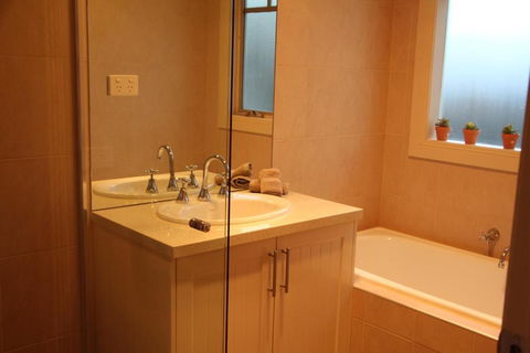 River Rock Cottage Centrally Located And Dog Friendly - Accommodation Mermaid Beach 3