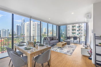 Riverside 2BR Delicate Apt with Accommodation Mermaid Beach