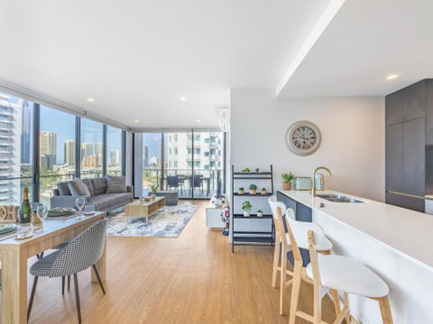 Riverside 2BR Delicate Apt - Accommodation Mermaid Beach 2