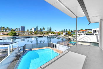 Riverside 4 Bedroom House Unit In Surfers Paradise with Accommodation Mermaid Beach