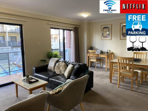 RIVERSIDE CITY VIEW PARKING NETFLIX WIFI WINE FREE - Accommodation Mermaid Beach 0