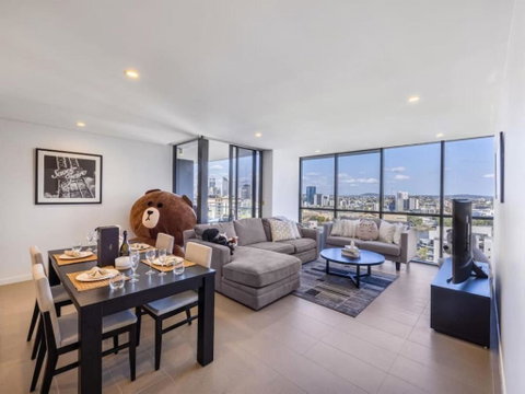 Riverview 2BR Delicate Apt, 1min To Train Station - Accommodation Mermaid Beach 0