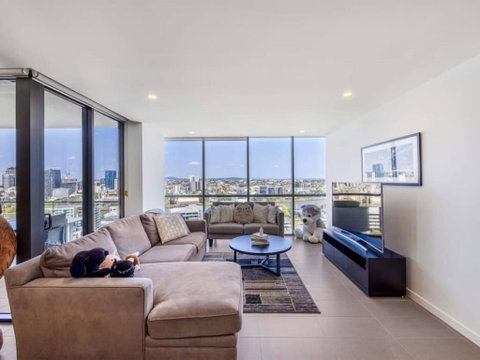 Riverview 2BR Delicate Apt, 1min To Train Station - Accommodation Mermaid Beach 1