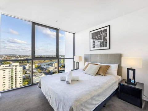 Riverview 2BR Delicate Apt, 1min To Train Station - Accommodation Mermaid Beach 3