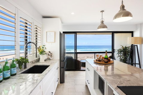 Salty Joe\'s Beachfront Retreat - Accommodation Mermaid Beach 1