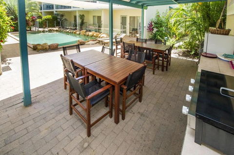 SAILS 9 Beachfront Getaway Horseshoe Bay - Accommodation Mermaid Beach 3
