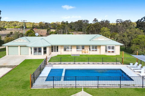 Roads End With Games Barn Ponies Alfresco Dining - Accommodation Mermaid Beach 0