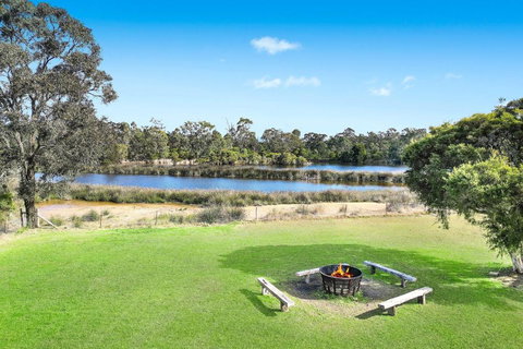 Roads End With Games Barn Ponies Alfresco Dining - Accommodation Mermaid Beach 3