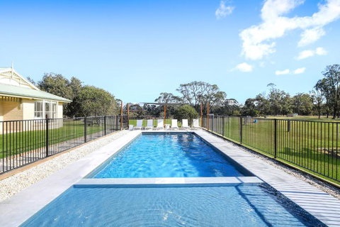 Roads End With Games Barn Ponies Alfresco Dining - Accommodation Mermaid Beach 1