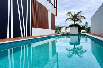 Romantic Apartment In Surfers with Accommodation Mermaid Beach