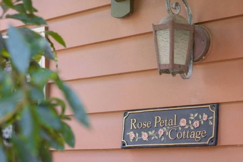 Rose Petal Cottage - Accommodation Mermaid Beach 1