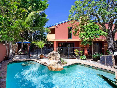 Ross Cres Spacious Private Beach House - Accommodation Mermaid Beach 0